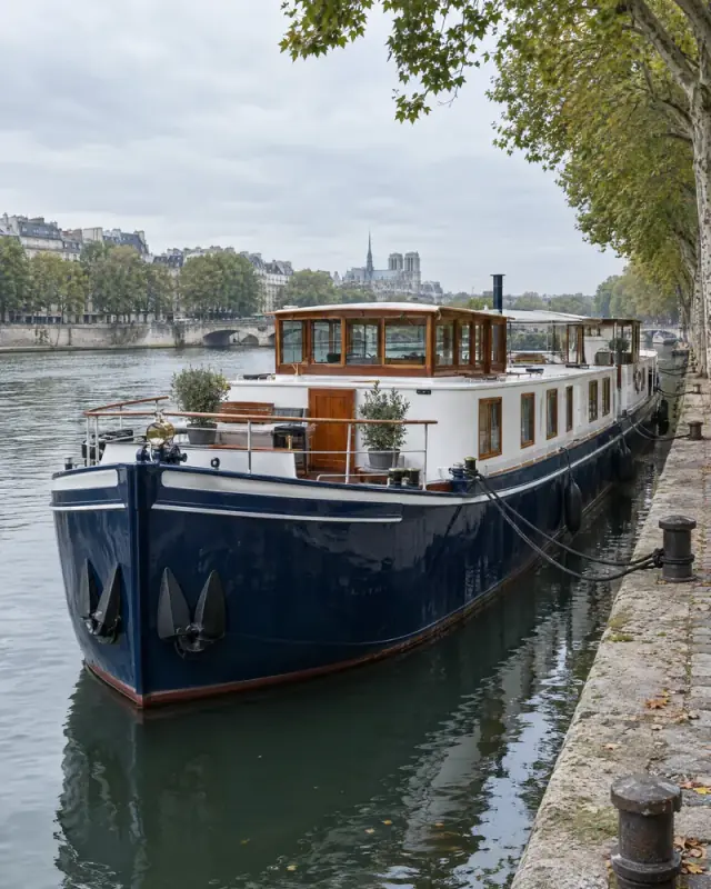 Péniche rénovée amarrée le long d’un quai